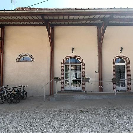 Bed and Breakfast Le Domaine des Hirondelles Champcenest Esterno foto