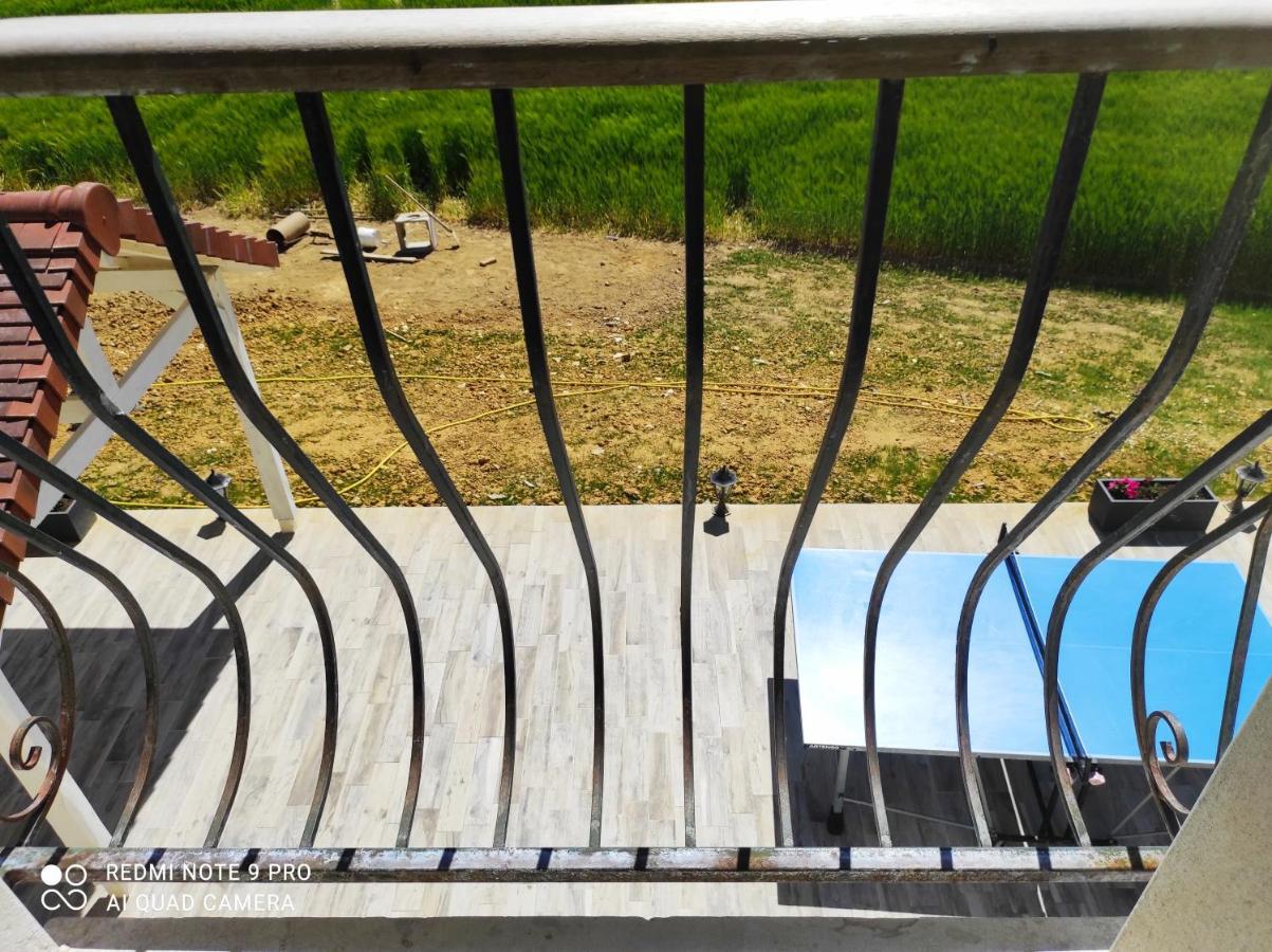 Bed and Breakfast Le Domaine des Hirondelles Champcenest Esterno foto