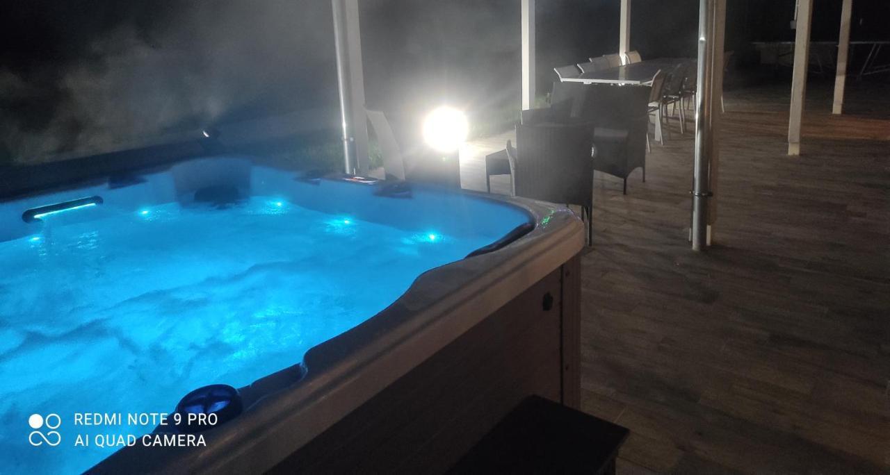 Bed and Breakfast Le Domaine des Hirondelles Champcenest Esterno foto