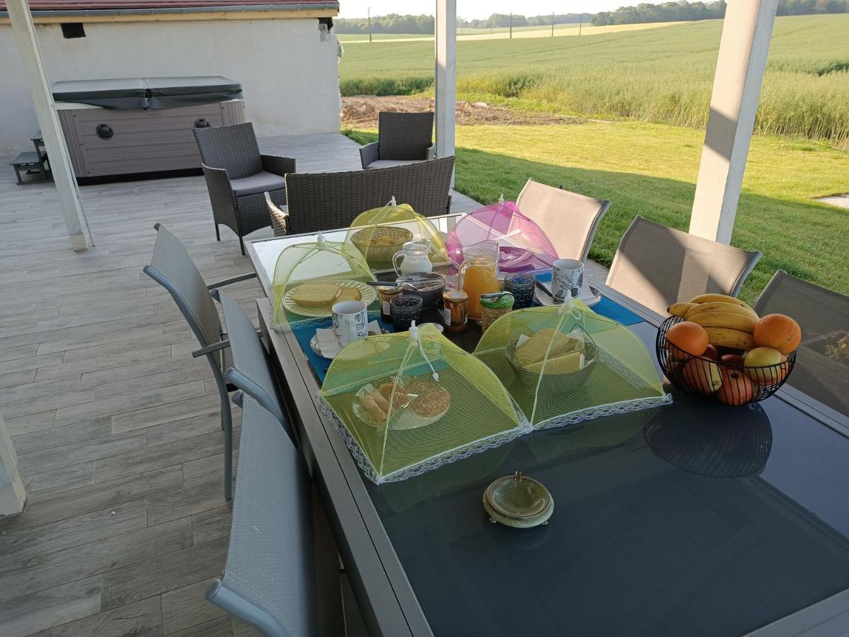 Bed and Breakfast Le Domaine des Hirondelles Champcenest Esterno foto