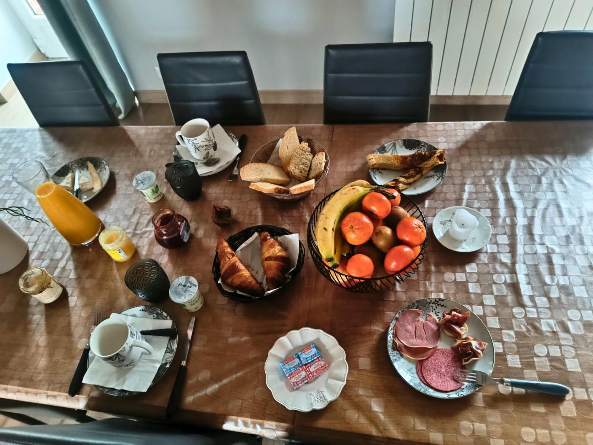 Bed and Breakfast Le Domaine des Hirondelles Champcenest Esterno foto