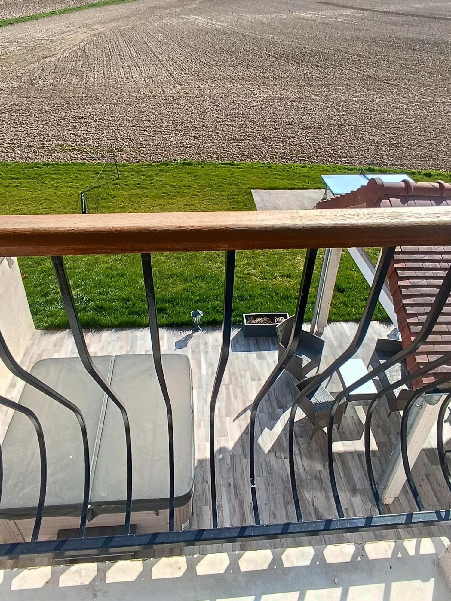 Bed and Breakfast Le Domaine des Hirondelles Champcenest Esterno foto