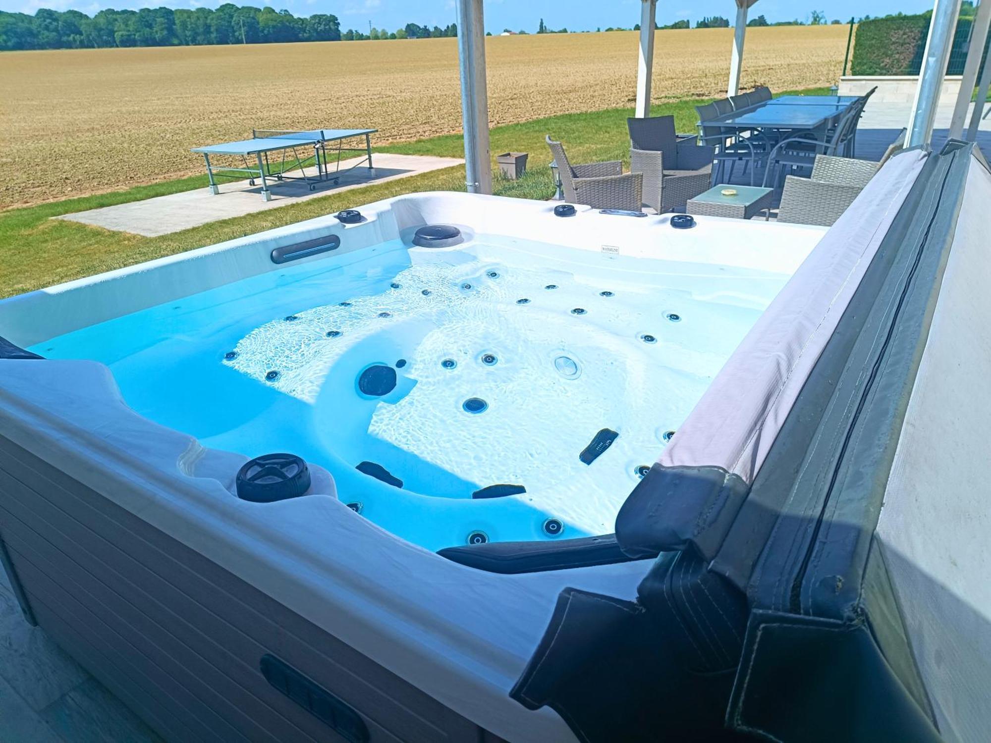 Bed and Breakfast Le Domaine des Hirondelles Champcenest Esterno foto