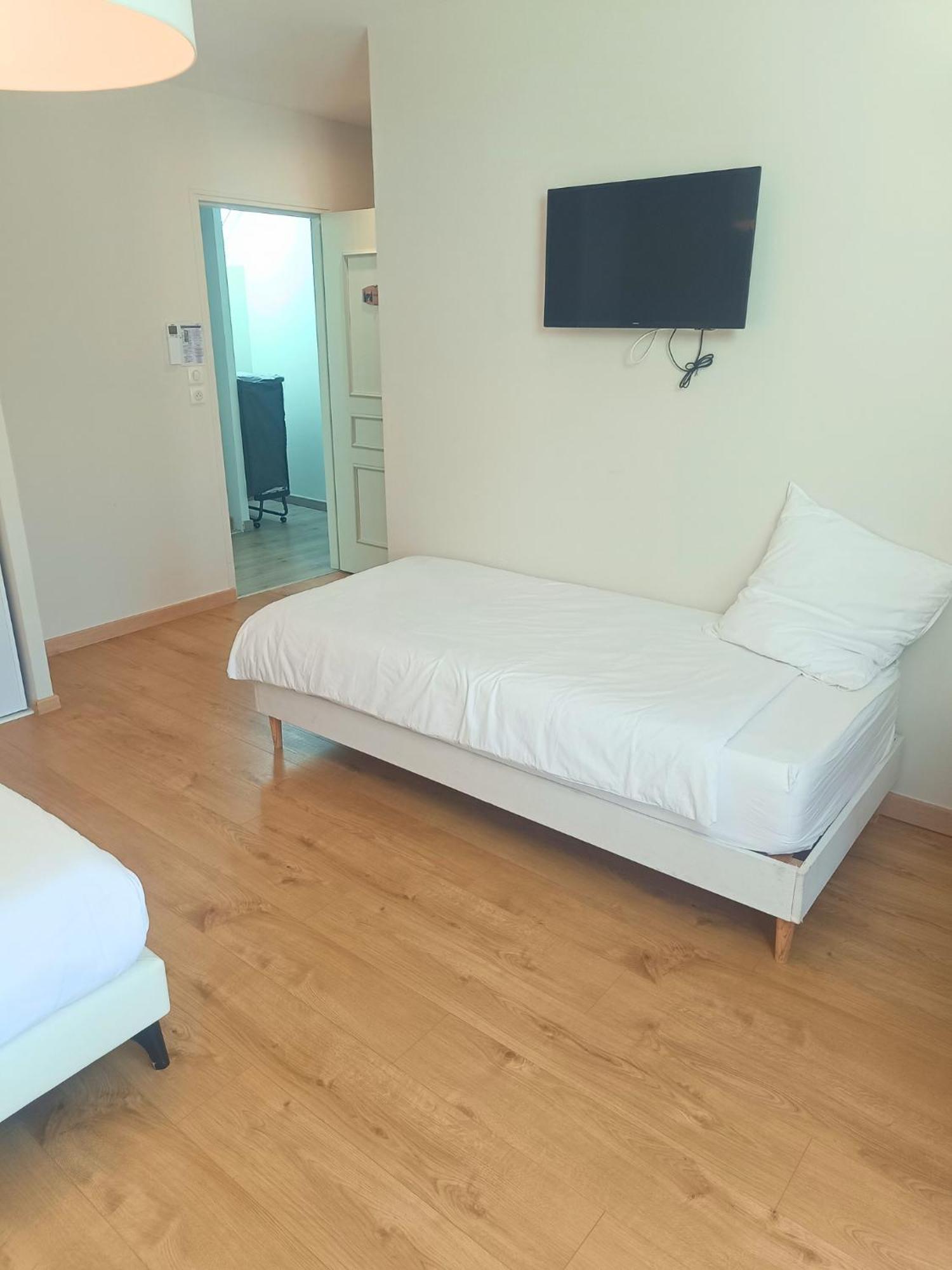 Bed and Breakfast Le Domaine des Hirondelles Champcenest Esterno foto