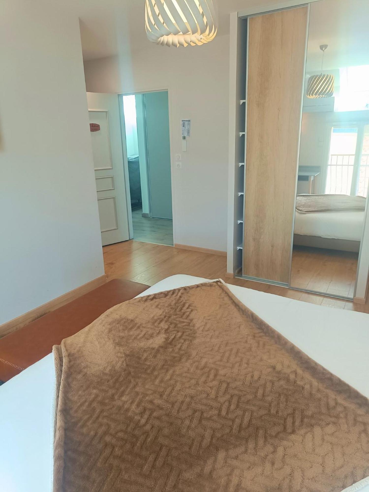 Bed and Breakfast Le Domaine des Hirondelles Champcenest Esterno foto