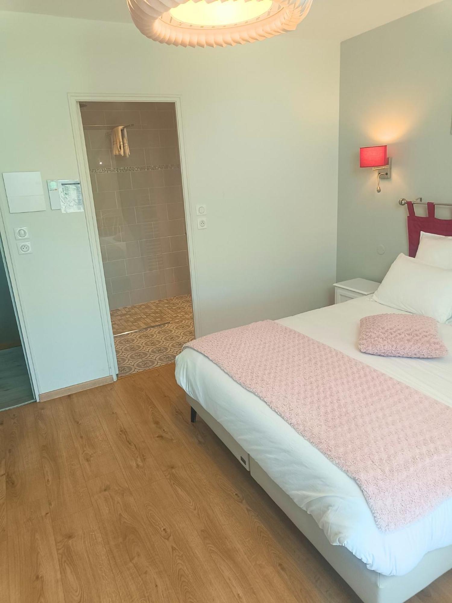 Bed and Breakfast Le Domaine des Hirondelles Champcenest Esterno foto