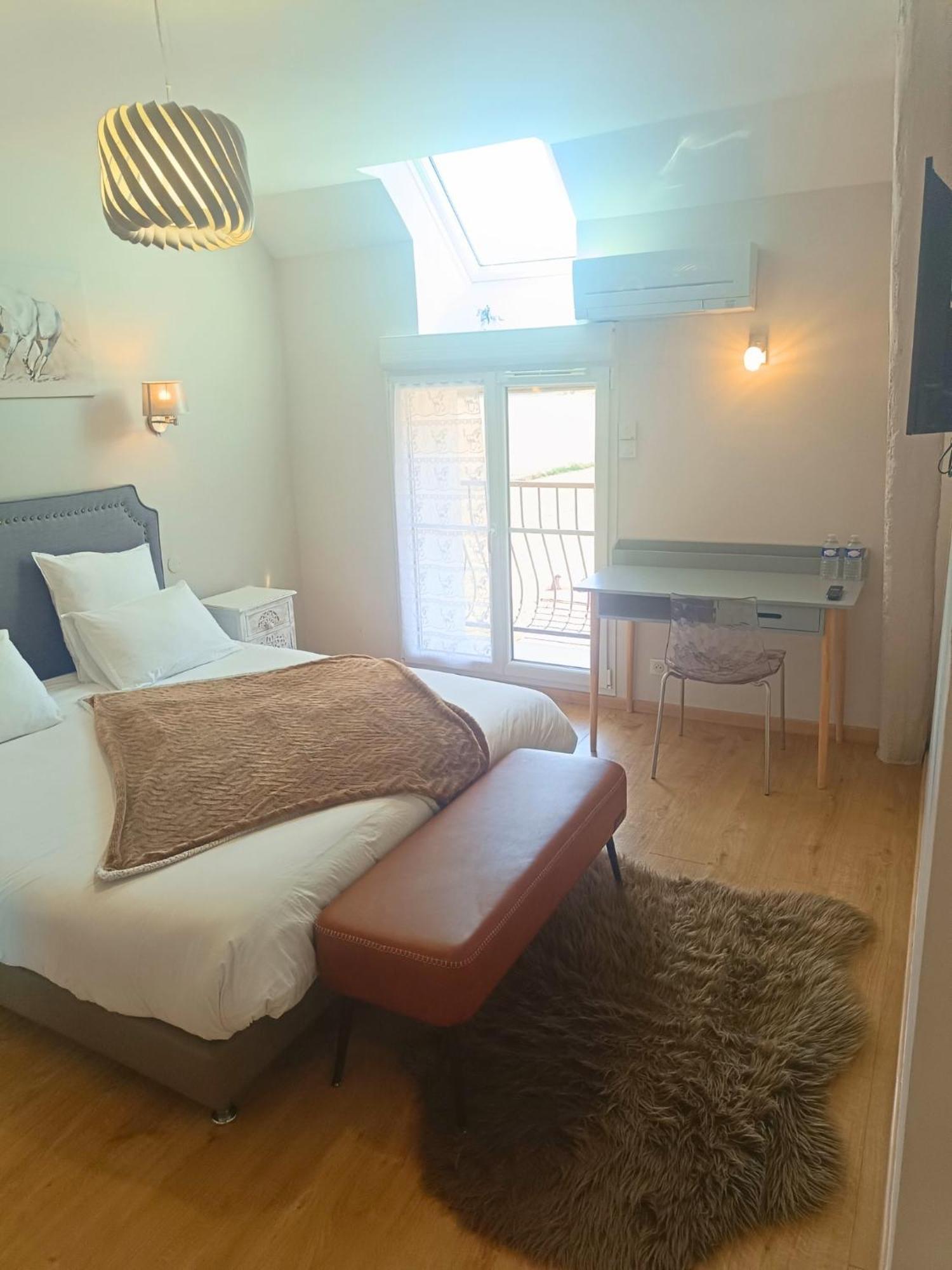 Bed and Breakfast Le Domaine des Hirondelles Champcenest Esterno foto