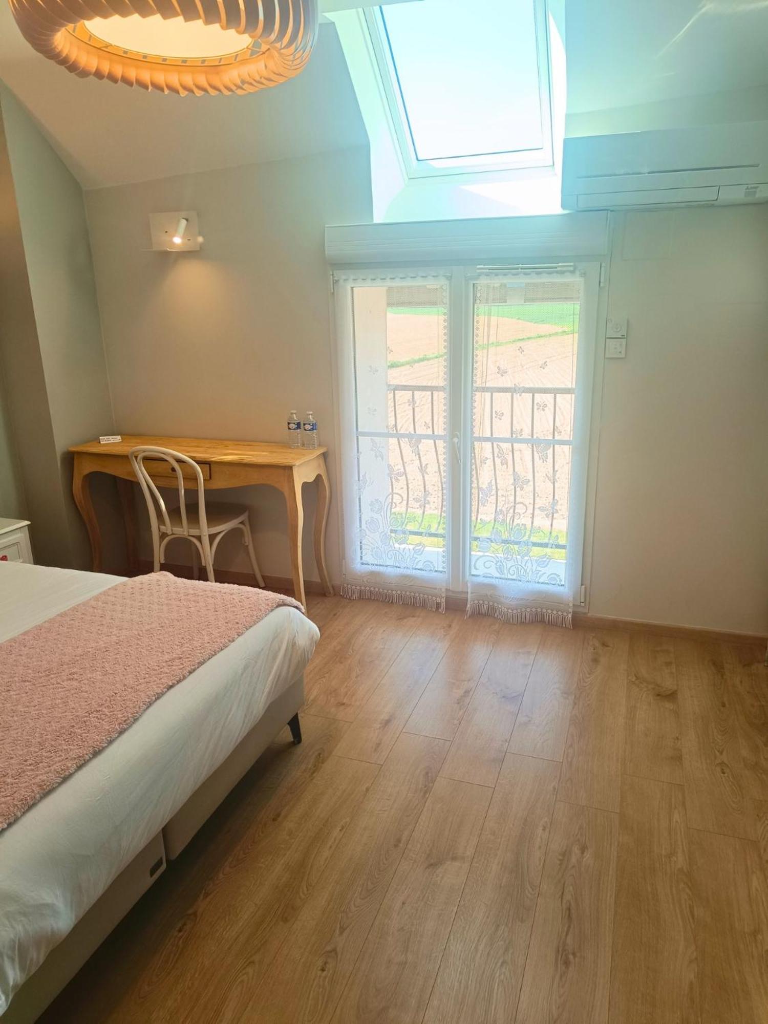 Bed and Breakfast Le Domaine des Hirondelles Champcenest Esterno foto
